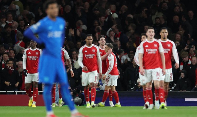 你也是枪迷？小蜜蜂前锋瓦塔拉自费观赛，见证阿森纳晋级欧冠八强