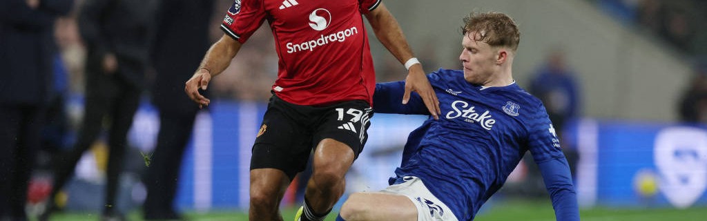 阿玛德禁区倒地，投诉对方拉拽球衣，裁判没有给点球