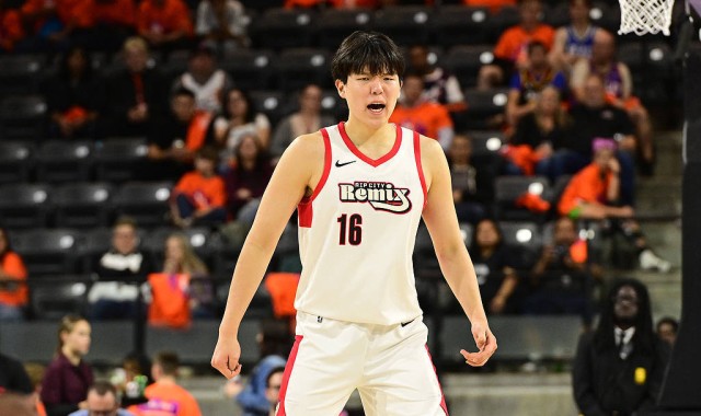 杨瀚森季后赛首战6分5板2助+2盖帽 混音险胜卡皮坦人